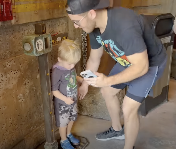 dad-criticised-for-‘dangerous’-hack-to-get-his-son-on-disney-rides-he’s-too-short-for