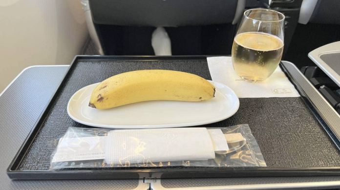 business-class-passenger-who-orders-vegan-breakfast-gets-given-a-single-banana
