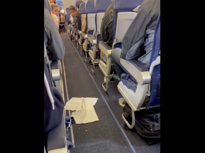 flight-attendant-won’t-let-plane-leave-until-passengers-clean-up-mess-dropped-in-the-aisle