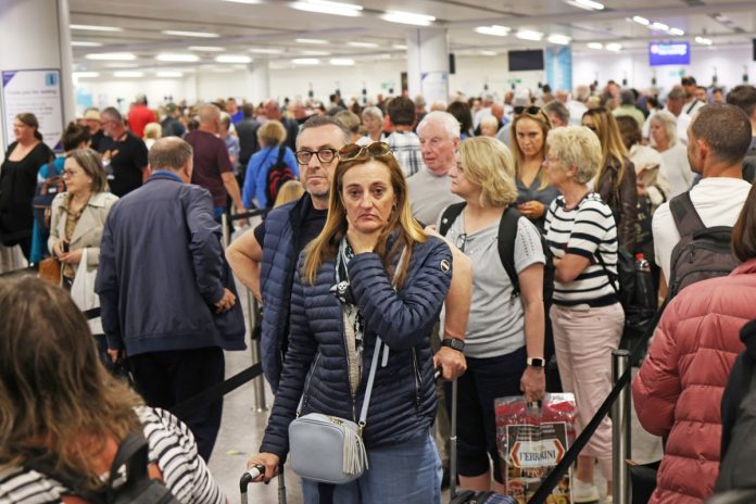 airport-delays-–-live:-bank-holiday-travel-chaos-as-passport-e-gates-fail-across-uk