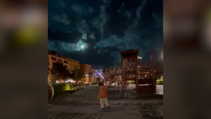 watch:-spectacular-meteor-flash-lights-up-entire-night-sky-in-turkey