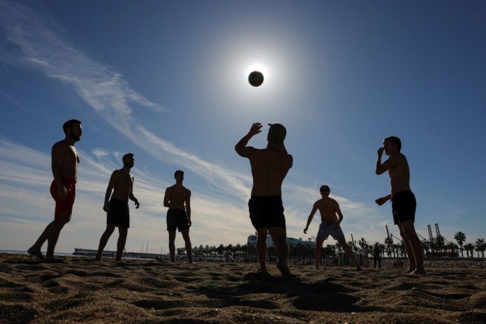 spain-swelters-in-extreme-december-heat-as-temperatures-soar-to-record-of-nearly-30c