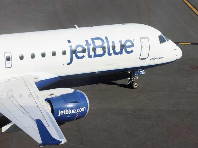 hero-jetblue-passengers-tackle-drunk-man-on-board-flight-from-jfk