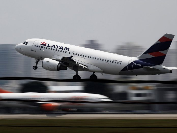 injured-passengers-thrown-from-seats-‘hit-roof’-as-boeing-flight-dropped-mid-air