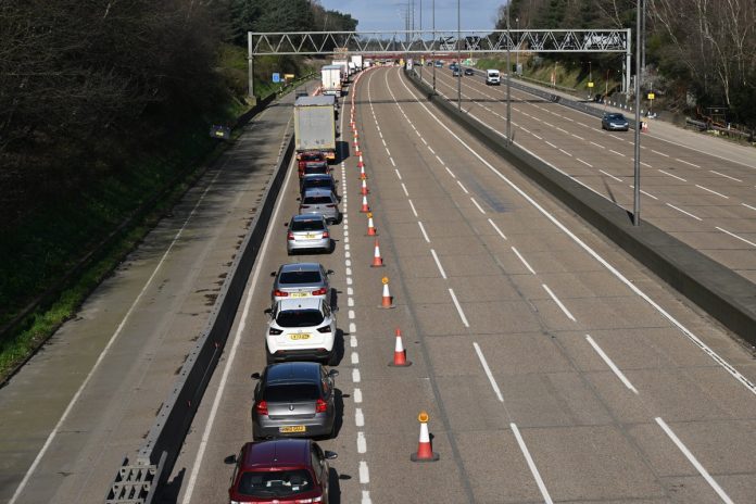 m25-closure-–-live:-six-miles-of-traffic-on-first-day-as-motorway-section-shut-all-weekend