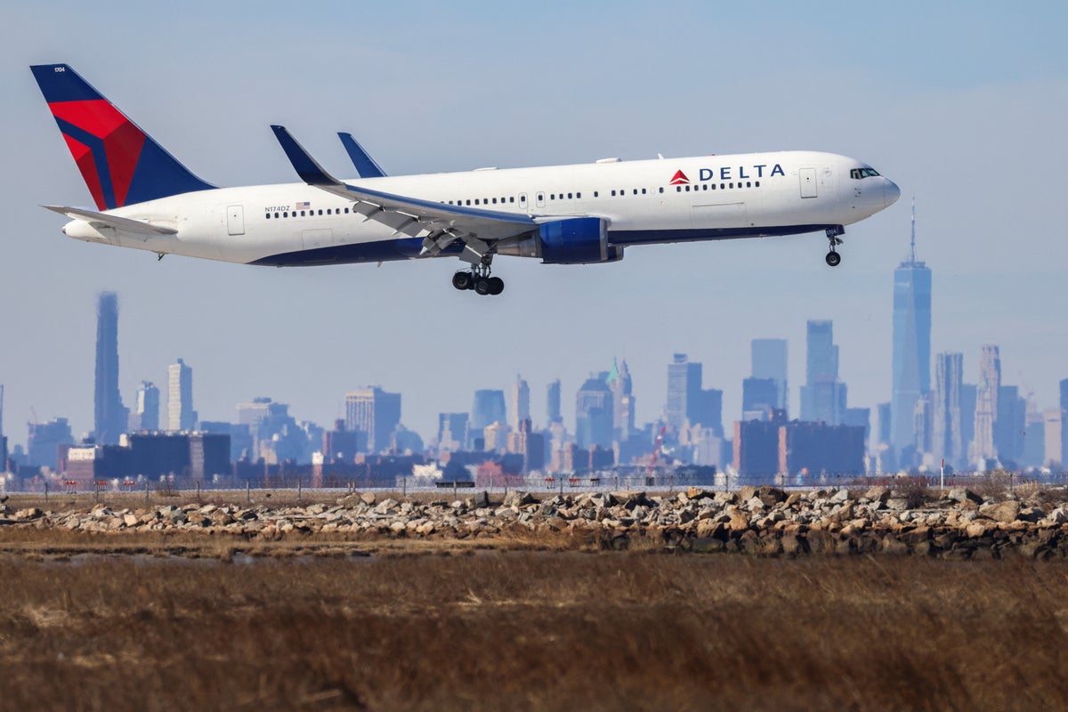 delta-airlines-boeing-plane-loses-emergency-slide-in-mid-air-after-jfk-takeoff