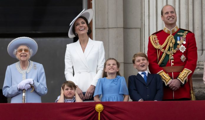 the-king-opens-room-behind-famous-buckingham-palace-balcony-to-the-public