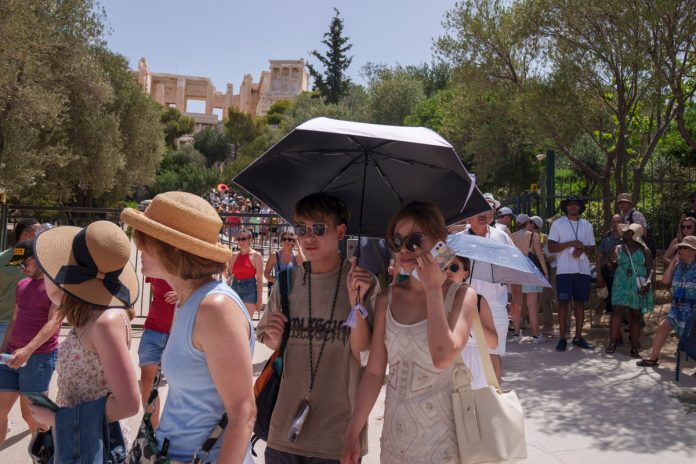 fresh-warning-to-tourists-as-extreme-heatwave-in-greece-expected